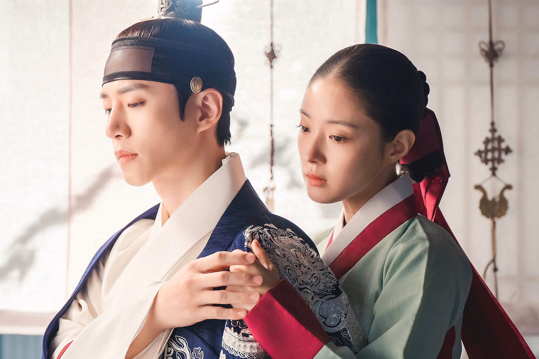 The Red Sleeve - Love and politics intertwined