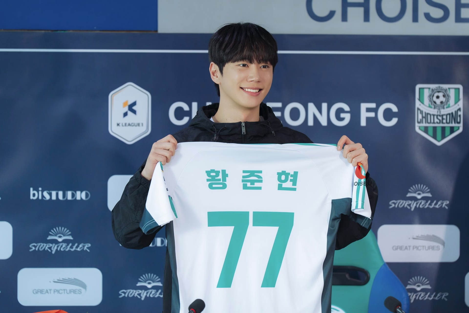 Lee Jun Young as Hwang Jun Hyun on the soccer field
