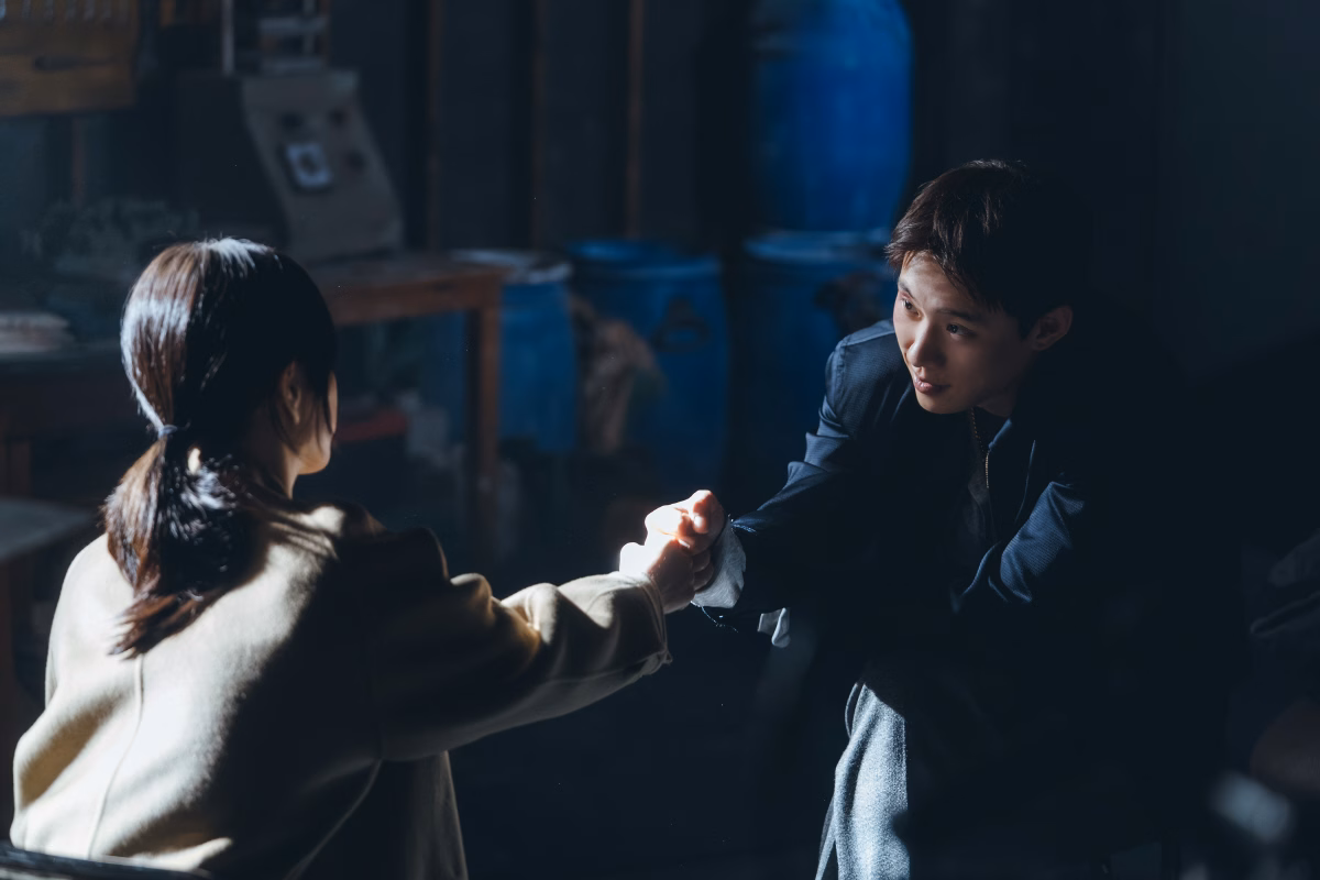 Intense moment between Hee Joo and Woo Gi