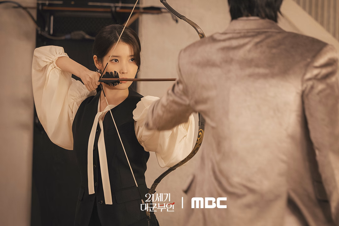Seong Hui Ju aiming an arrow at Grand Prince Ian