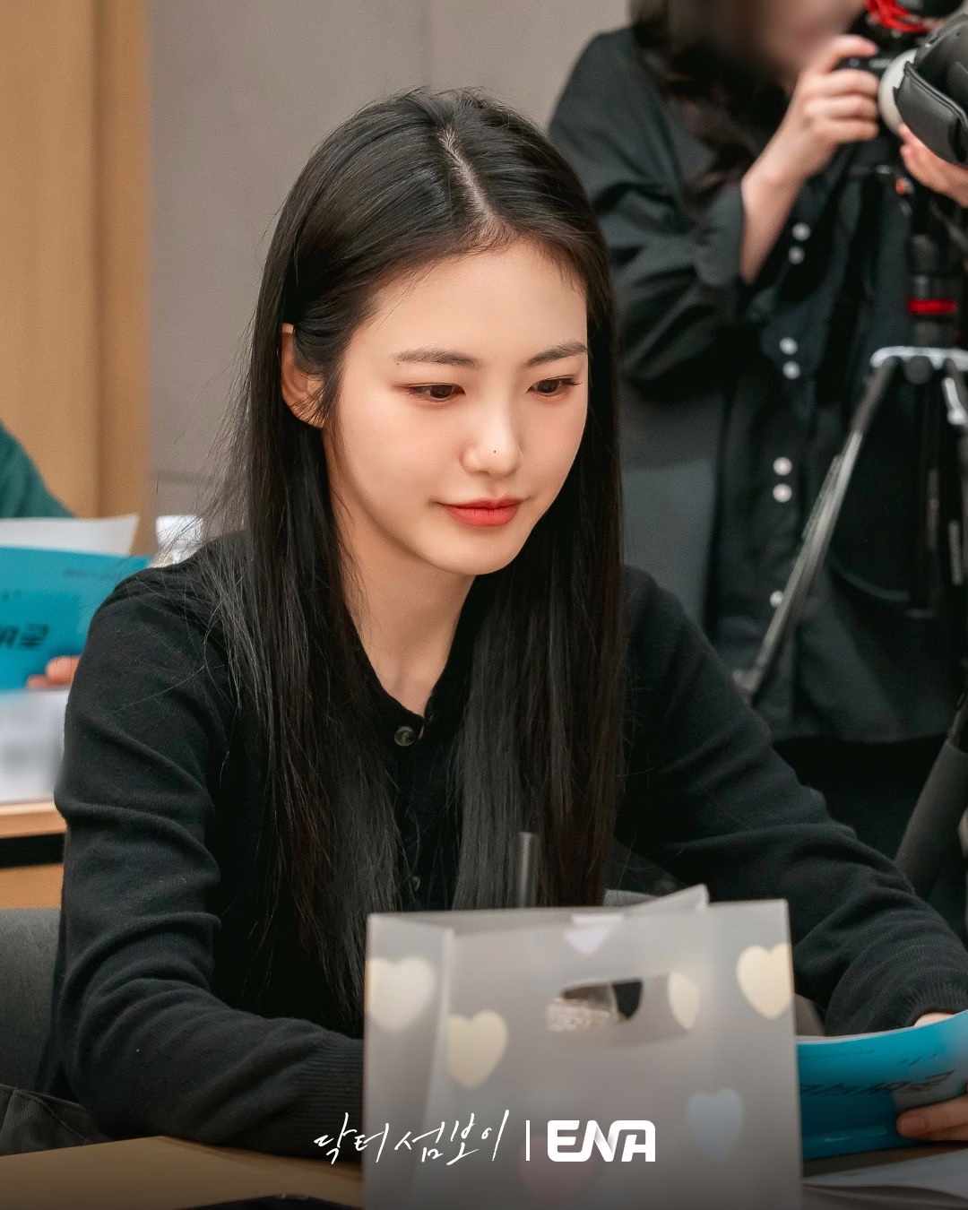 Shin Ye Eun as Yook Ha Ri