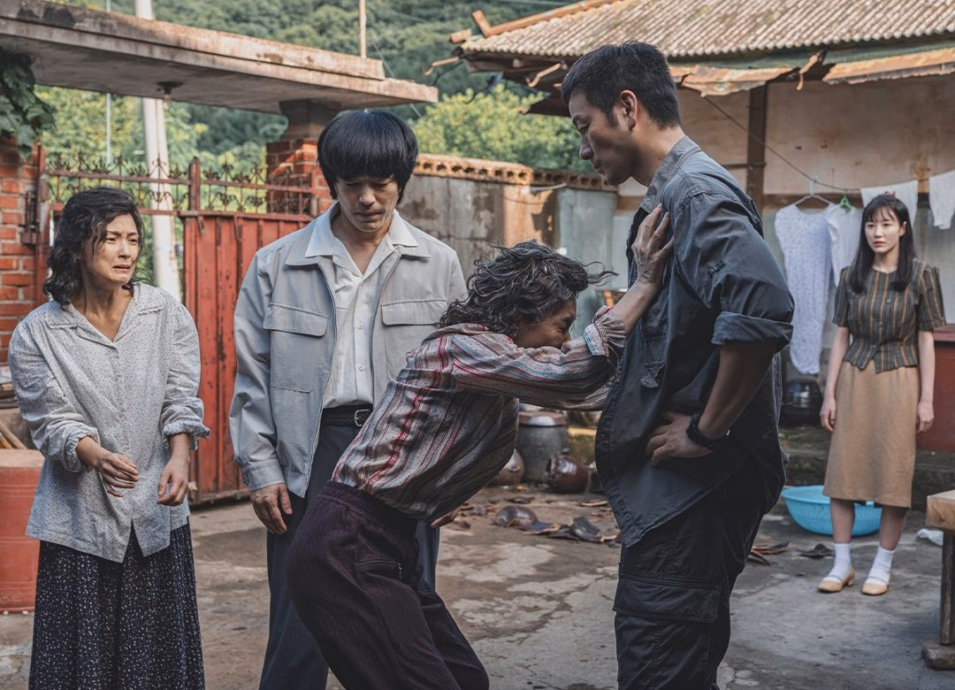 Lee Ki Beom's family faces the police