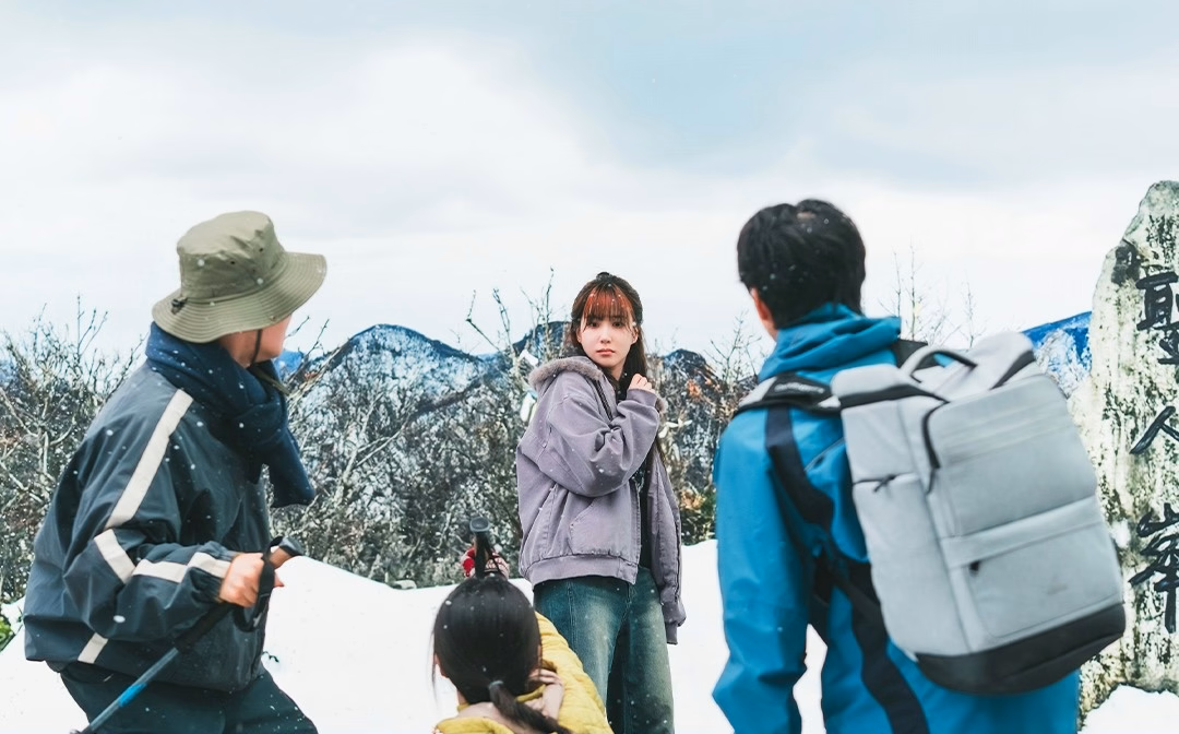 Eun Chae Ni caught in a snowy adventure