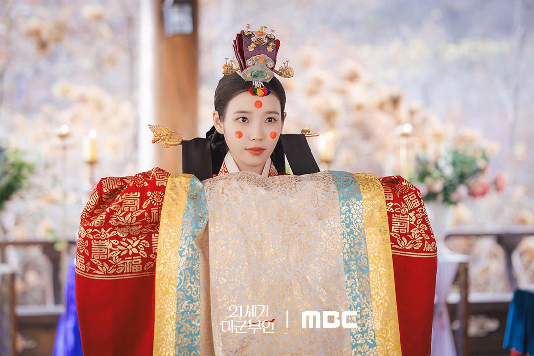 Seong Hui Ju and Prince Ian greeting the public
