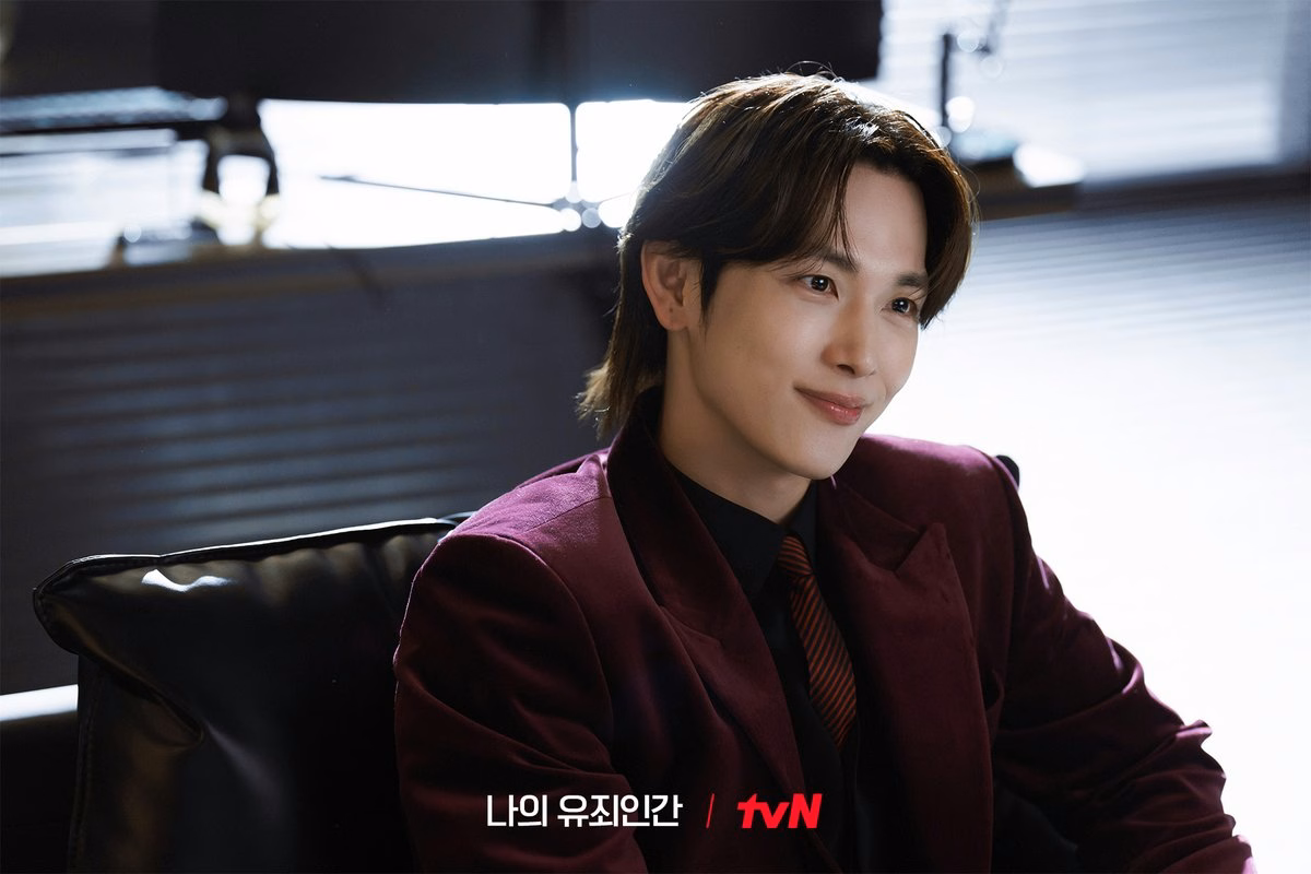 Yim Si Wan as Yoon Yi Jun, the chaebol heir