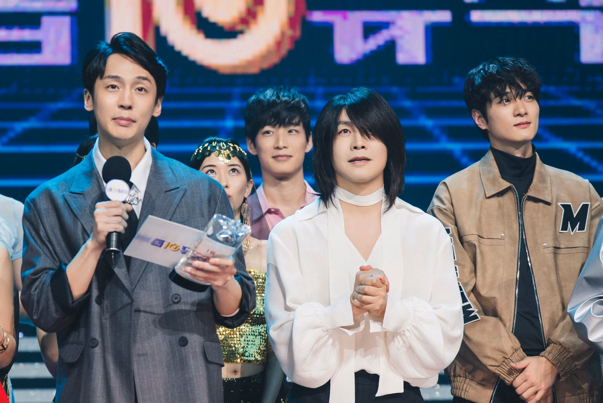 Sung Gon's longing expression