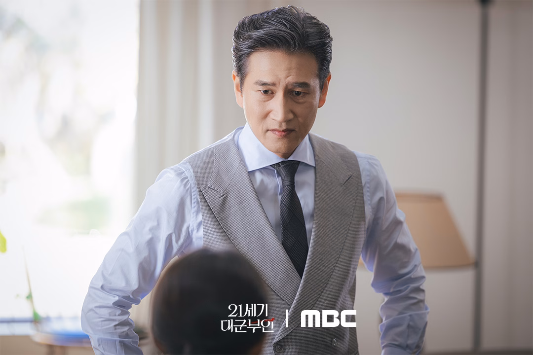 A glimpse of the palace intrigue in 'Perfect Crown'