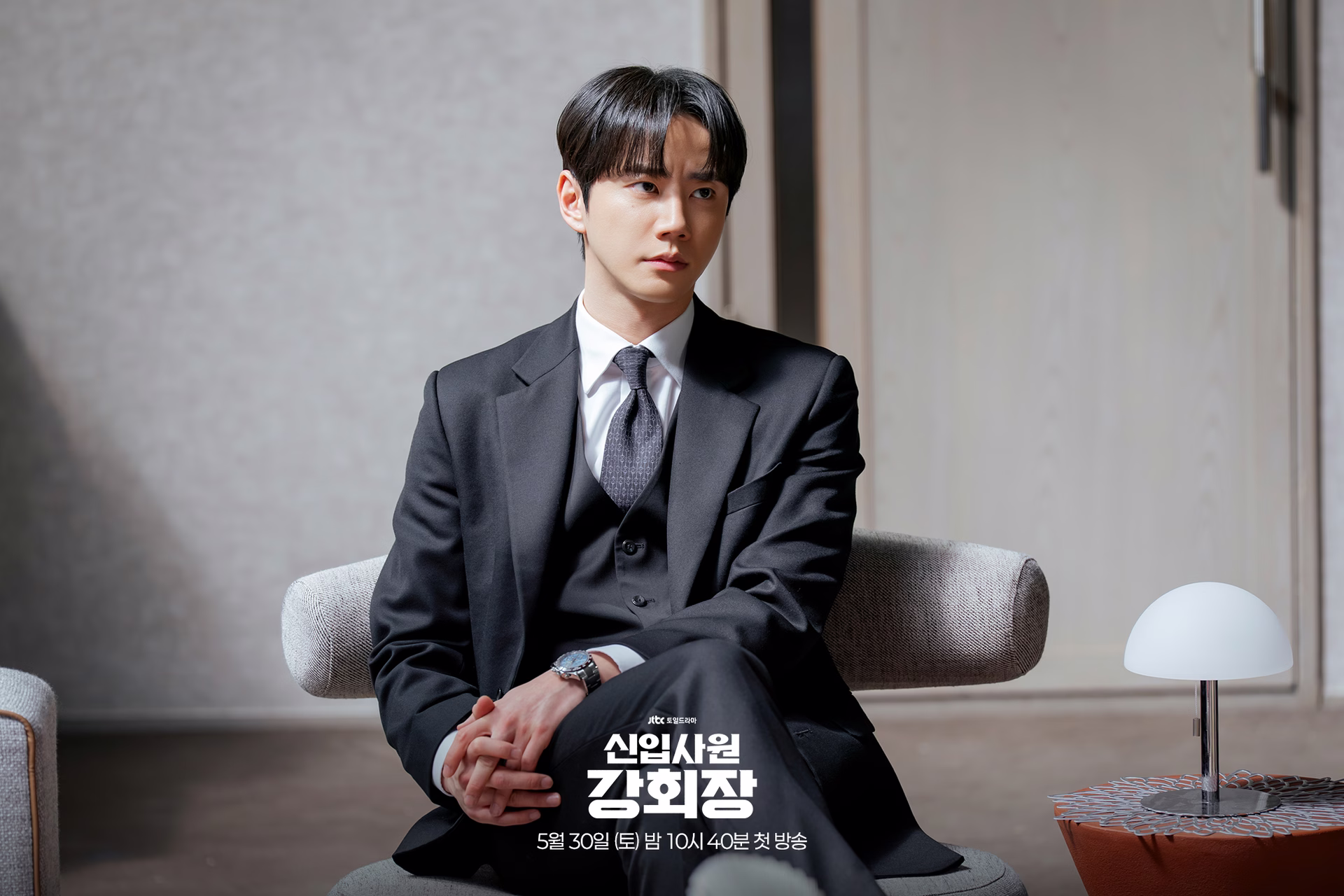 Lee Jun Young in corporate attire
