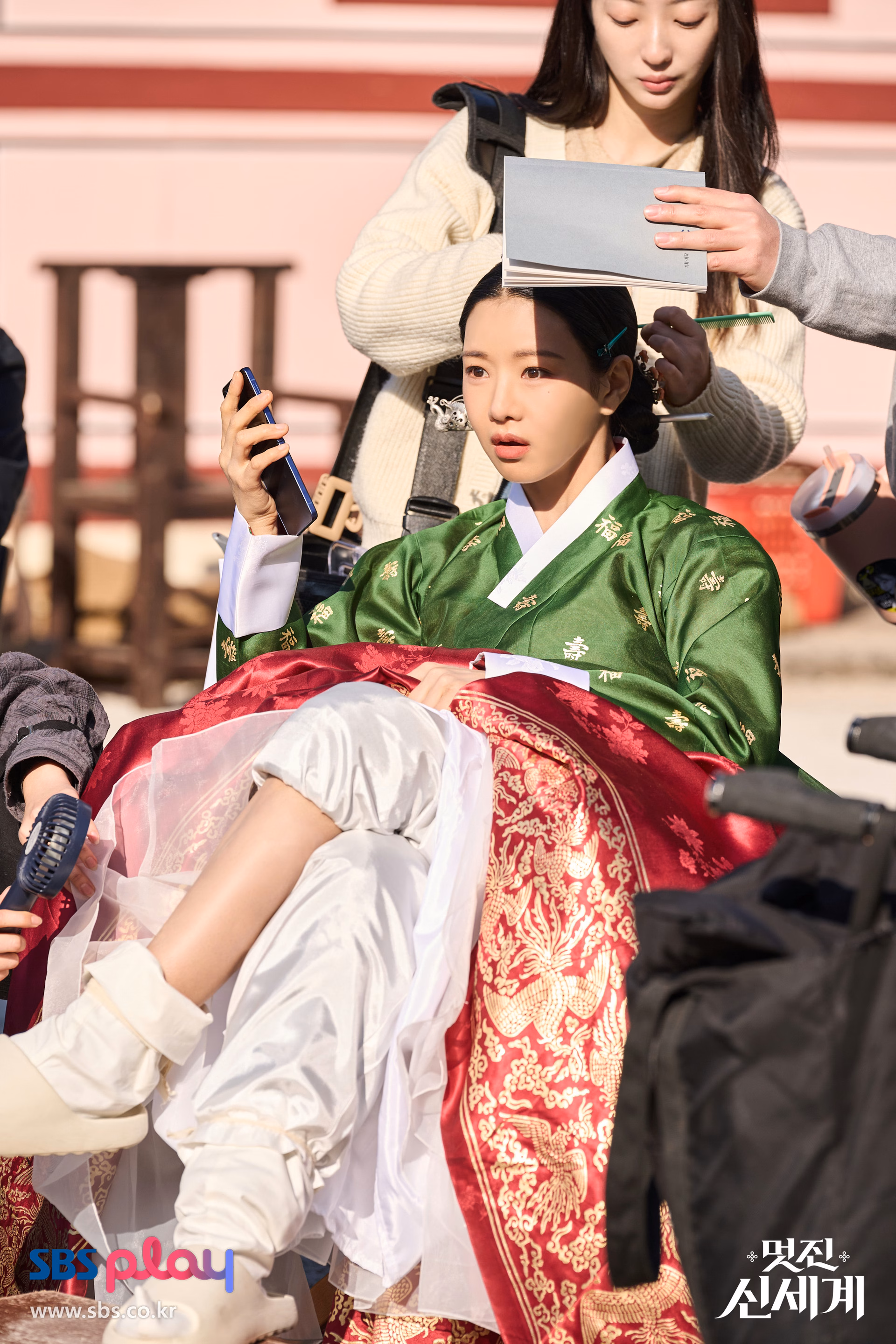 A shocked Shin Seo Ri examines her modern appearance