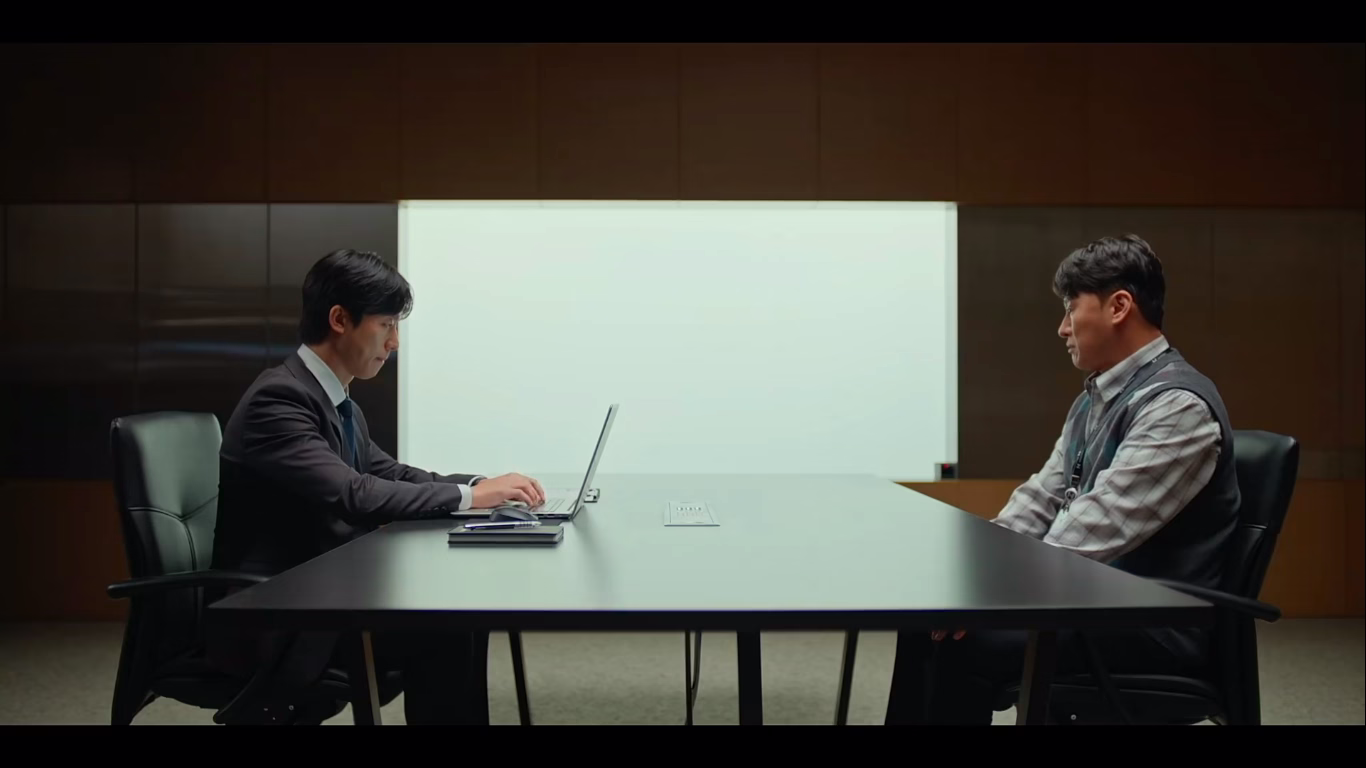 Noh Ki Jun observing Joo In Ah's leadership