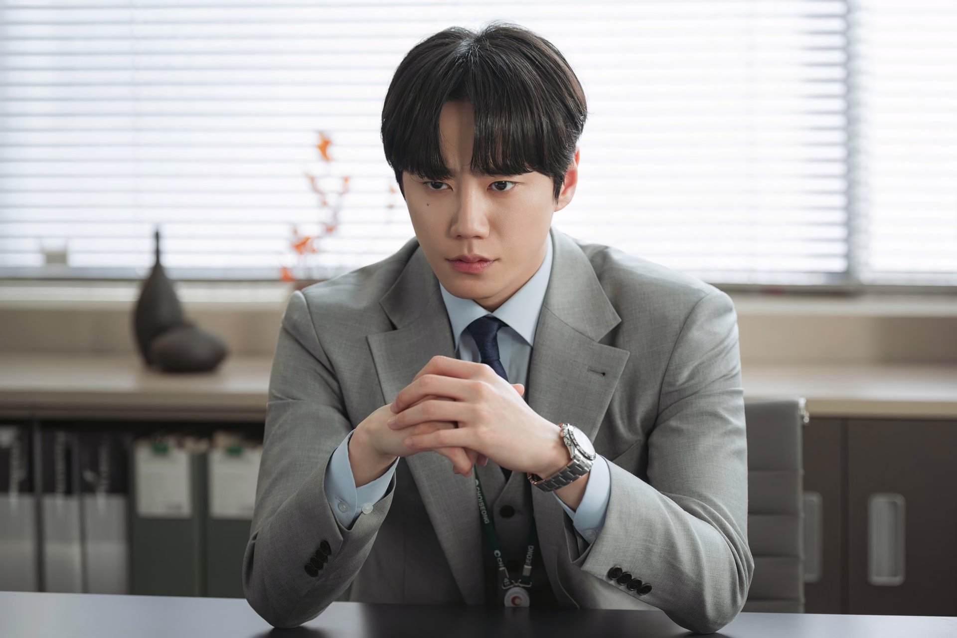 Lee Jun Young as Hwang Jun Hyun in a conference room