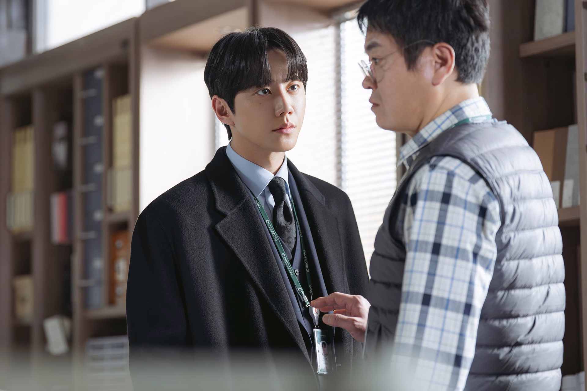 Hwang Jun Hyun peering through door cracks