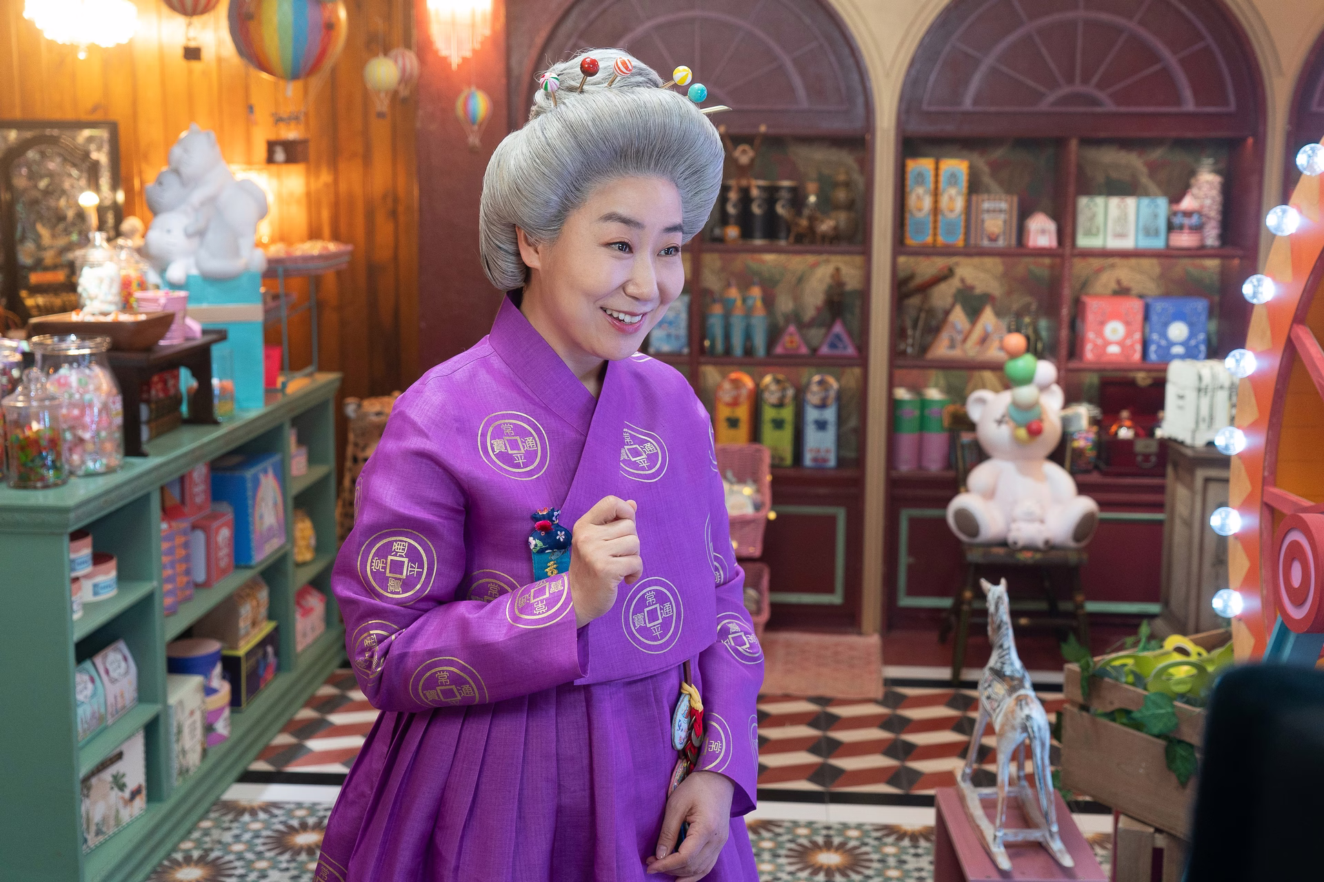Ra Mi Ran facing Lee Re with cold charisma
