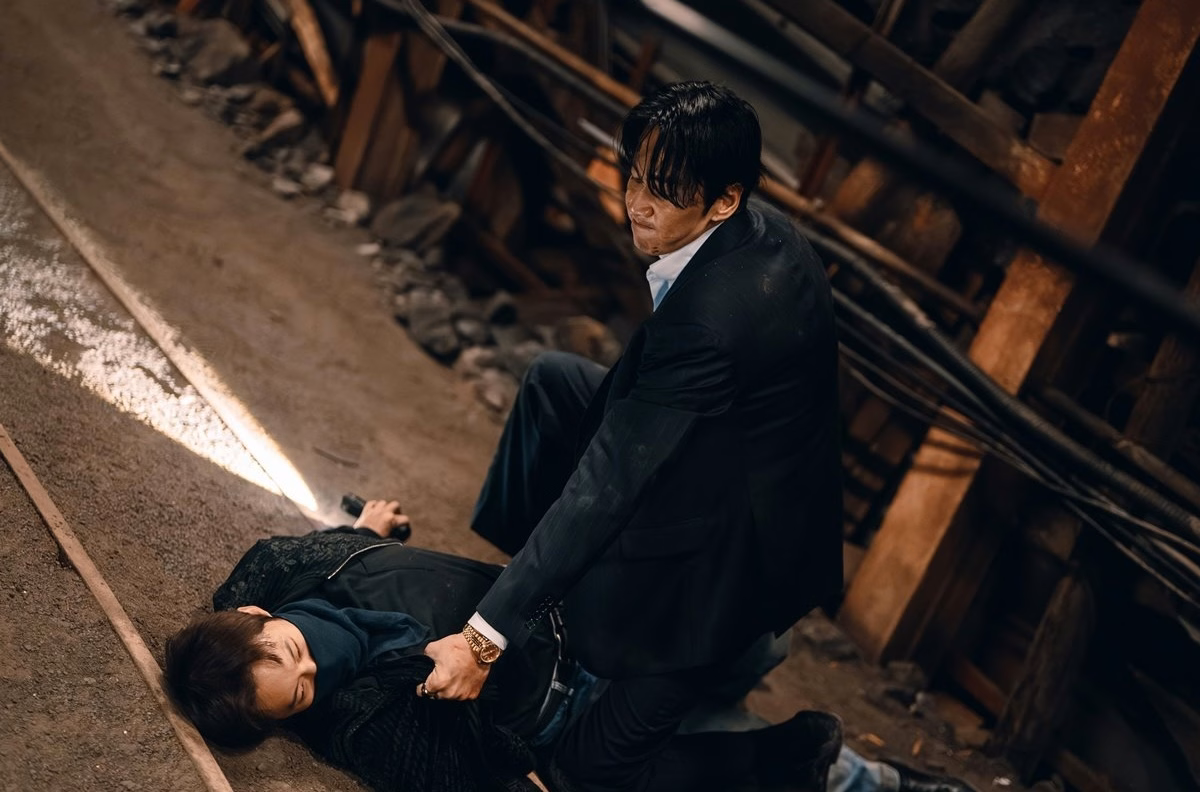 Lee Kwang Soo as Director Park intensifying the gold hunt