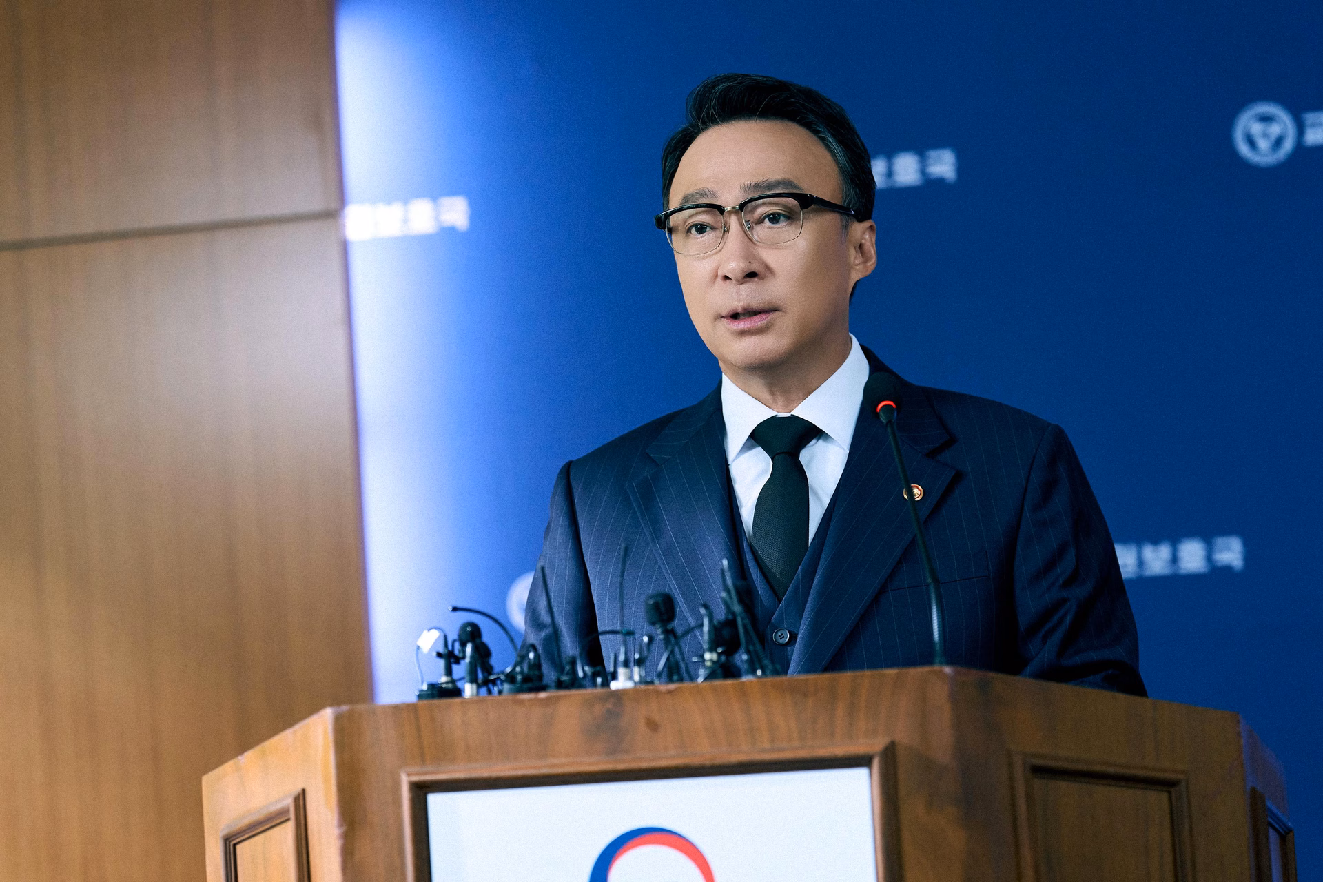 Lee Sung Min as Choi Gang Seok