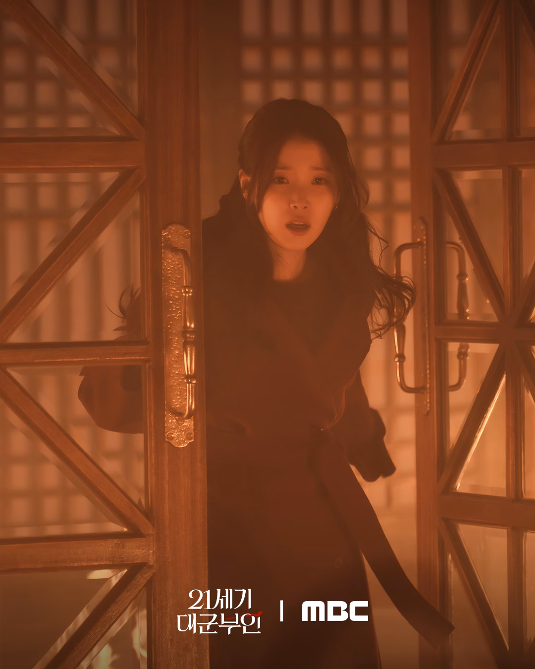 Choi Hyun and Do Hye Jeong aiding in the rescue