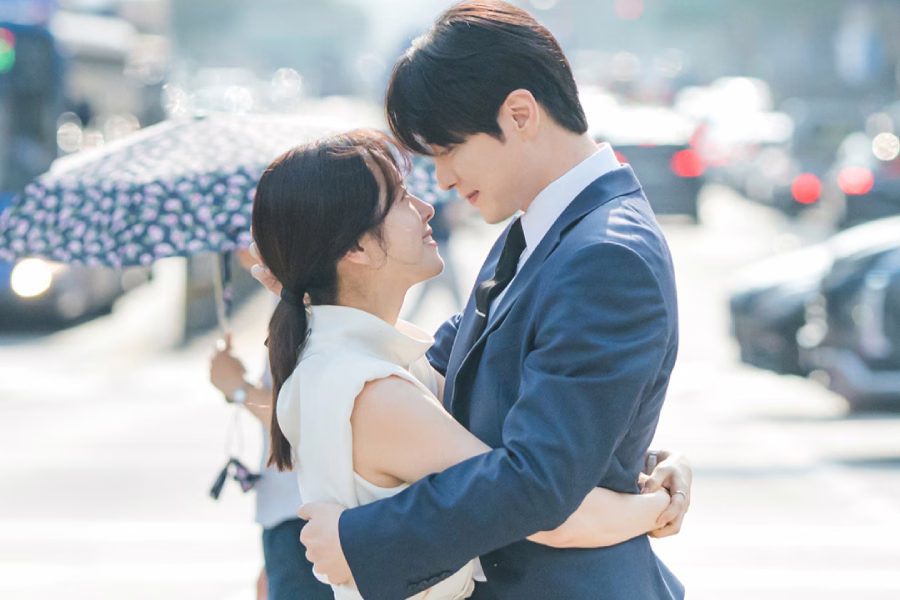Kang Ji Yun and Yu Eun Ho share a heartfelt moment