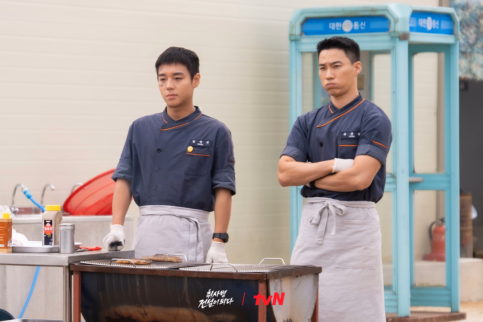Park Ji Hoon protecting the grill