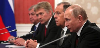 Emmanuel Macron and Vladimir Putin in a diplomatic meeting