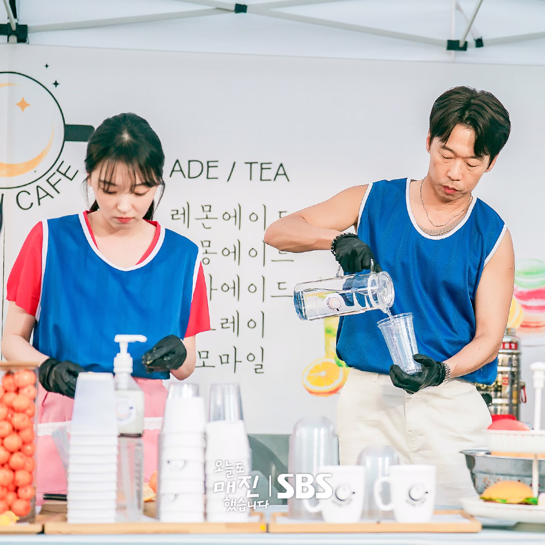 Kang Moo Won and Moon Ae Ra in a playful exchange