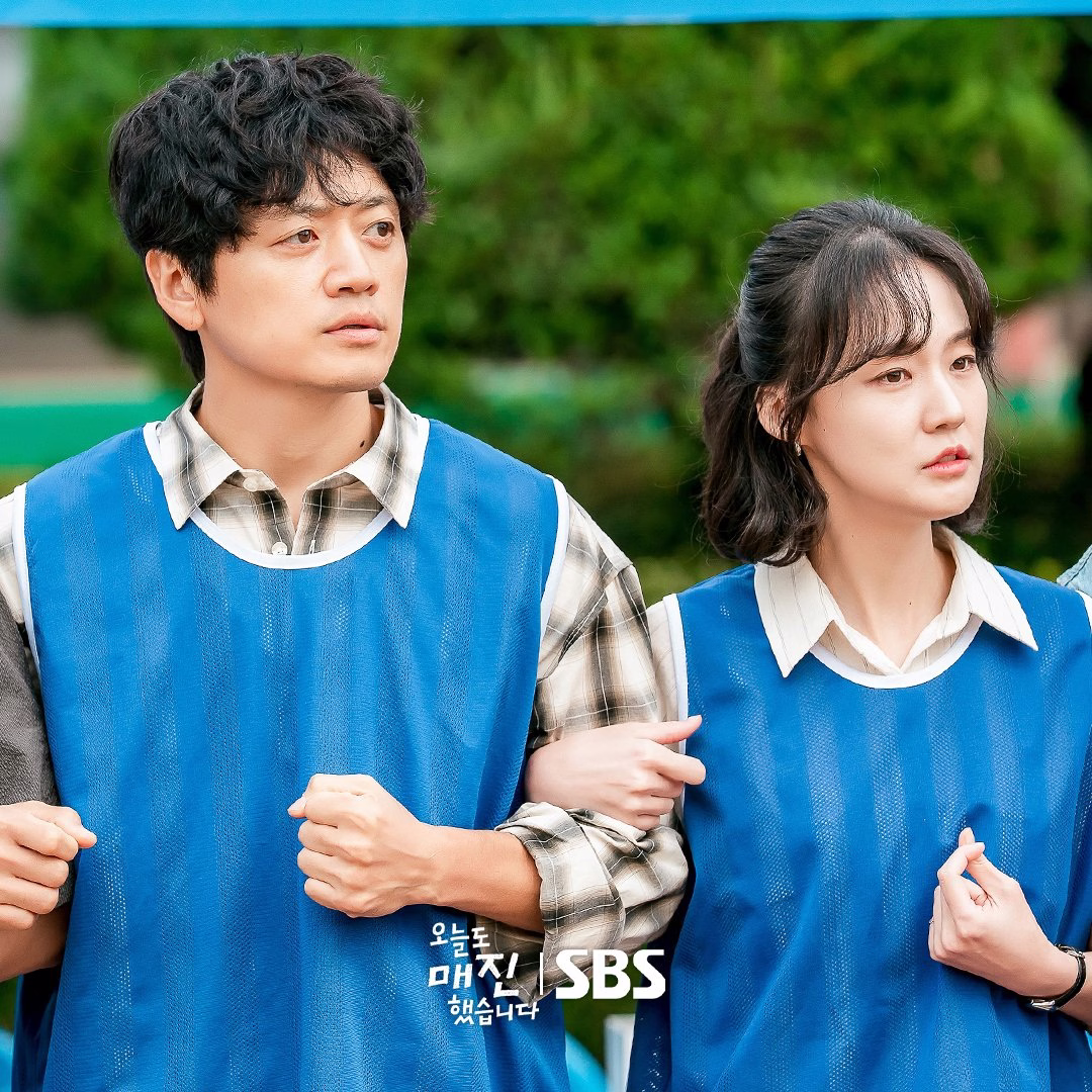 Park Kwang Mo and Uhm Sung Mi sharing a moment