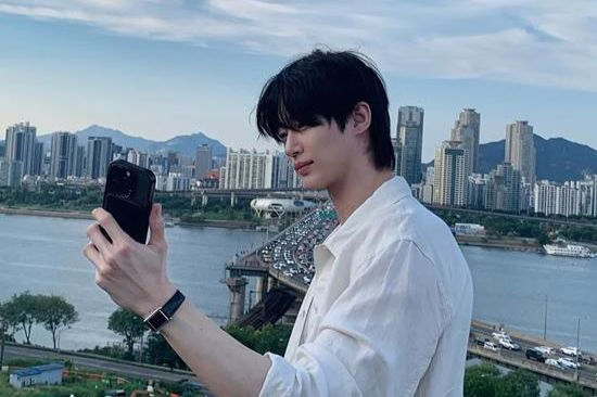 Byeon Woo Seok's random social feed