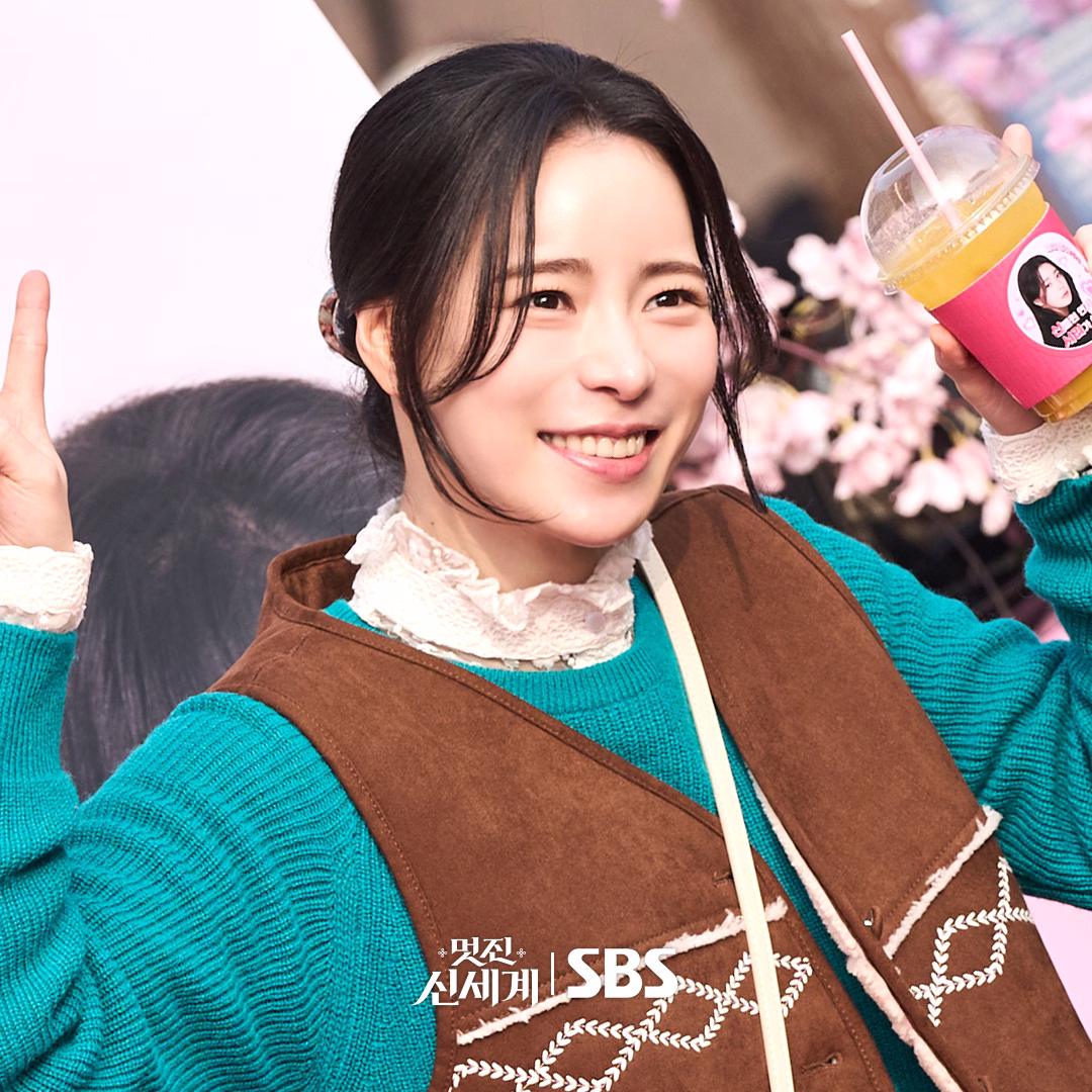 Lim Ji Yeon holding a bouquet of roses