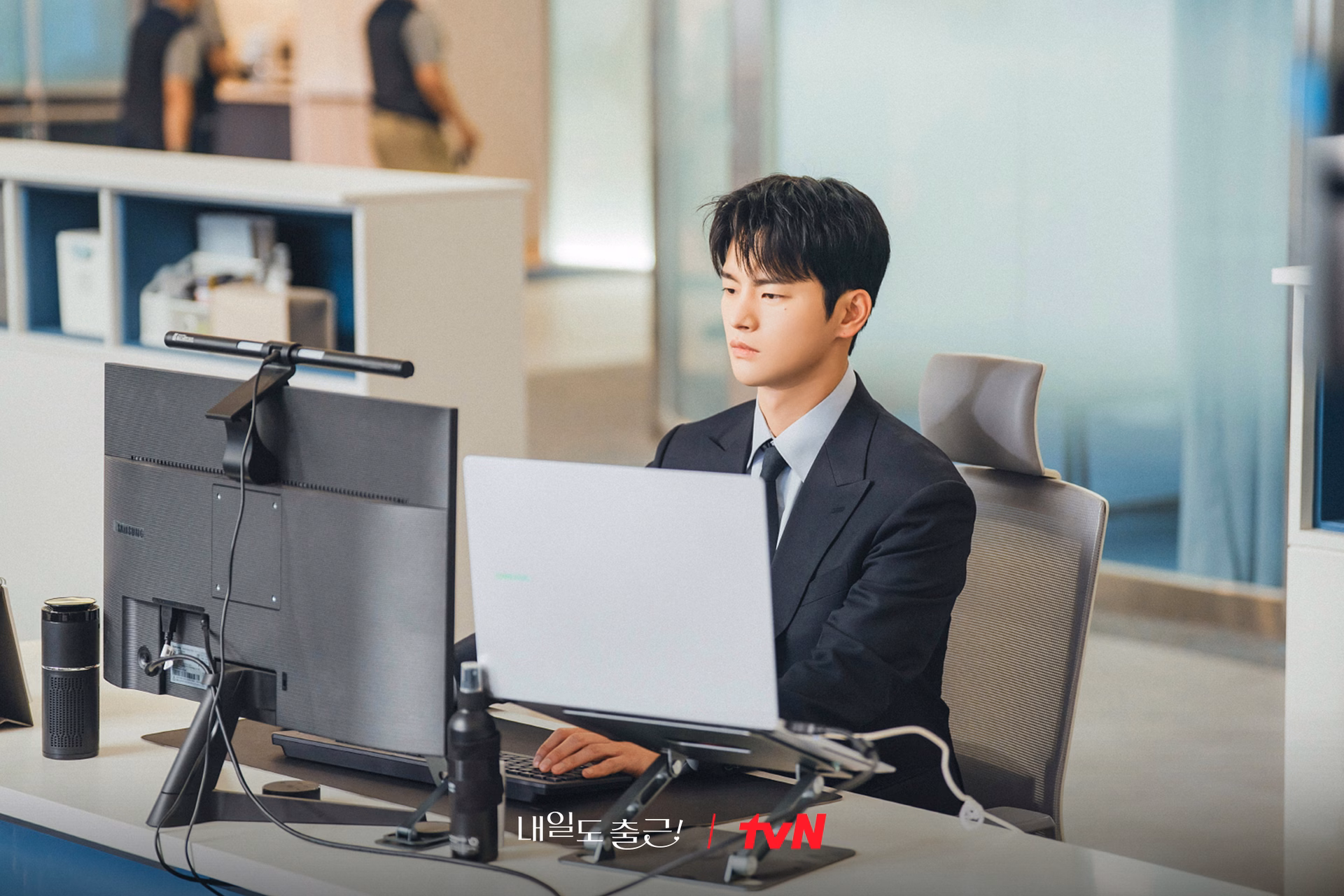Cha Ji Yoon, played by Park Ji Hyun, in a vibrant office setting