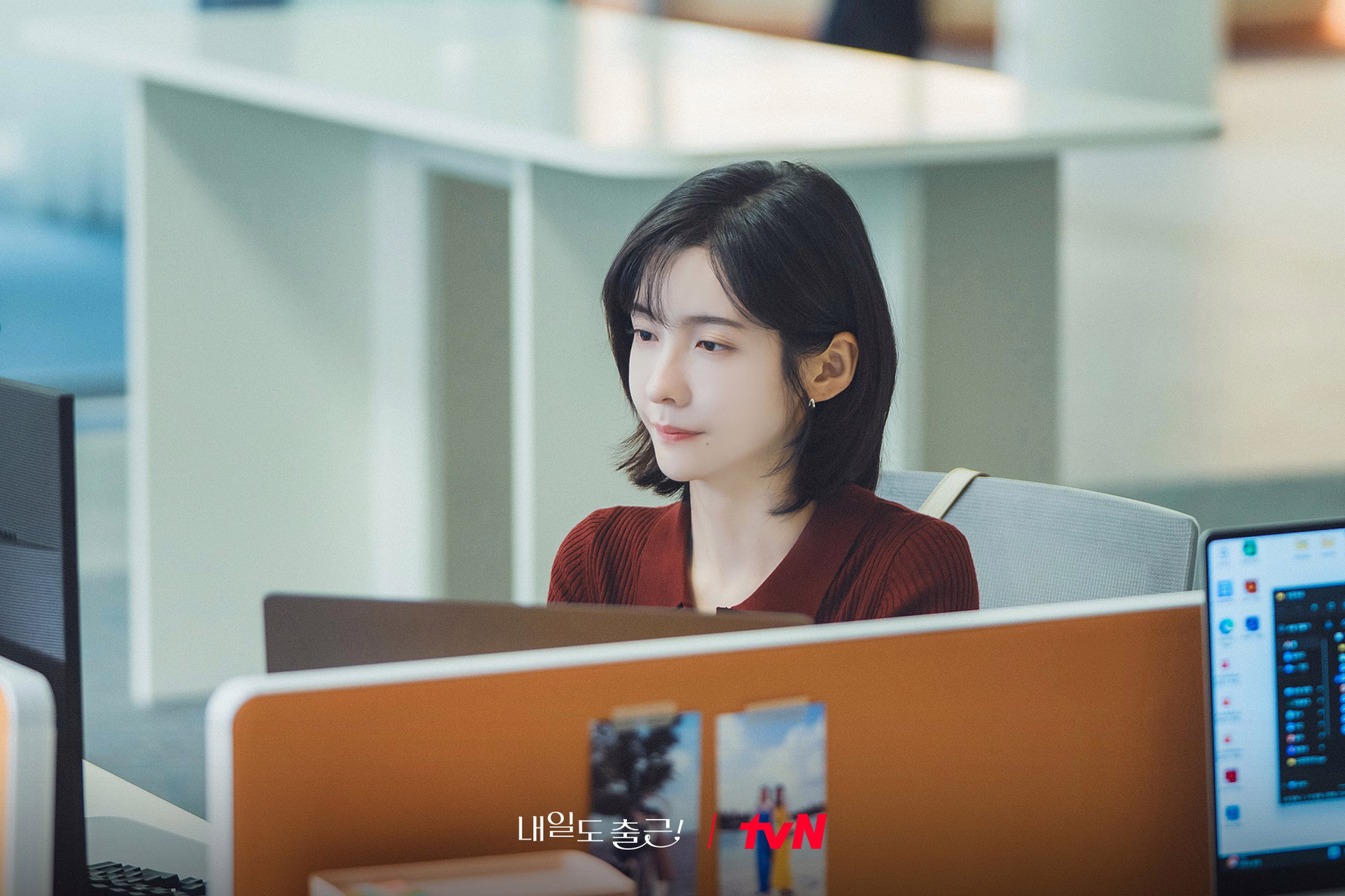 Park Ji Hyun as Cha Ji Yoon at work