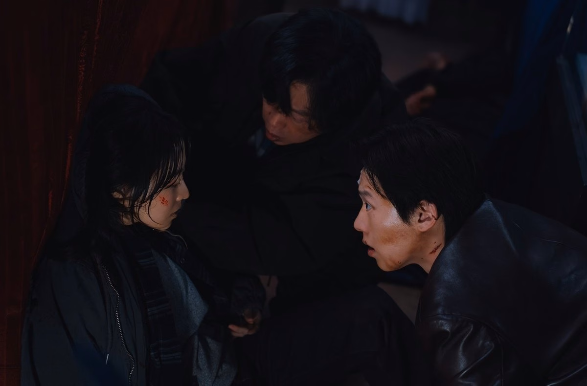 Woo Gi and Jin Man enter the scene