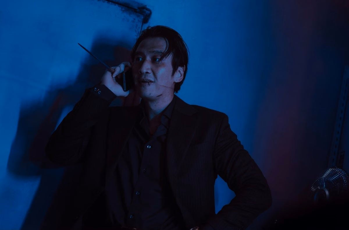 Lee Kwang Soo as Director Park holding a weapon