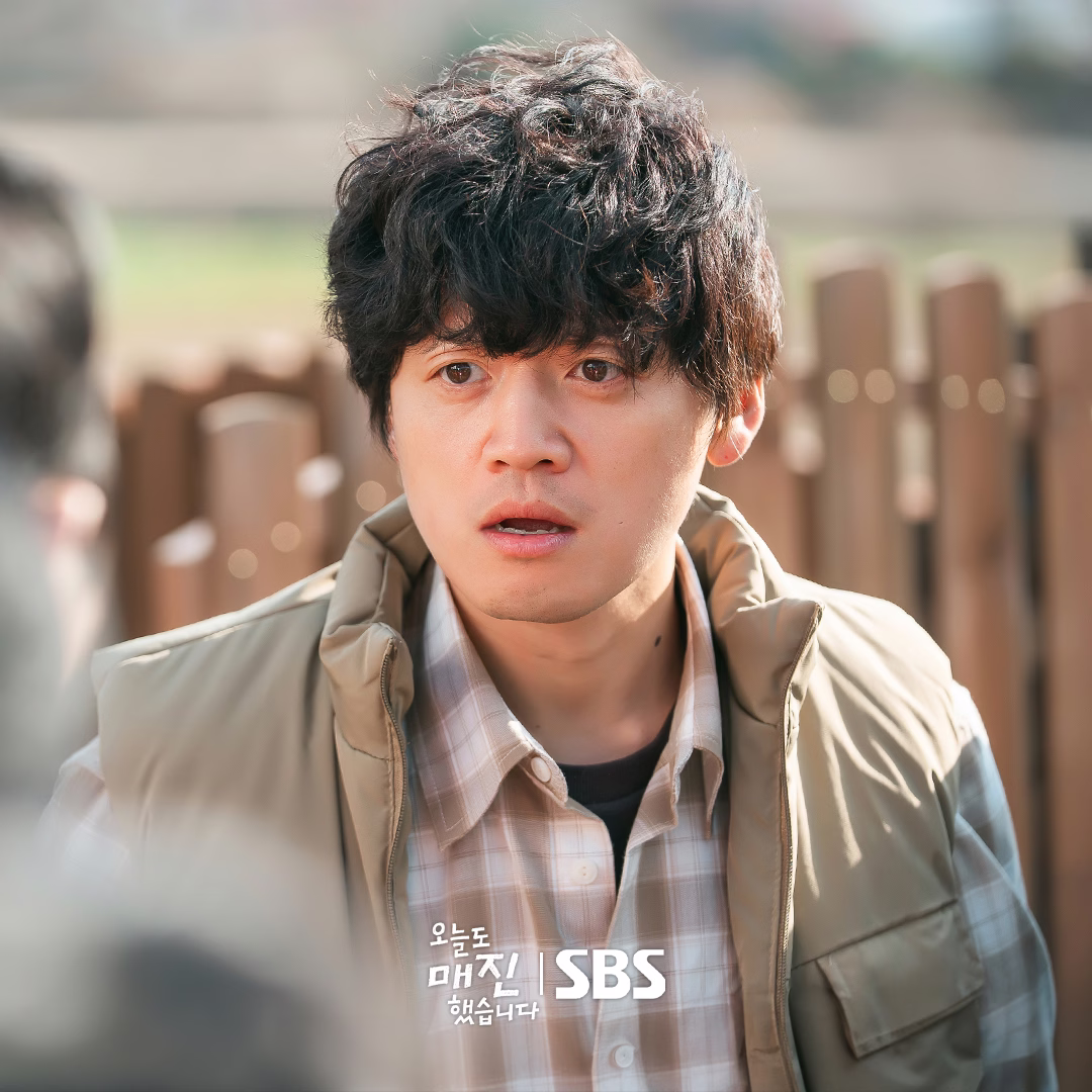 Ahn Hyo Seop as Matthew Lee in a tense moment