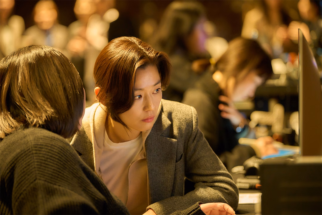 Jun Ji Hyun reviewing scenes