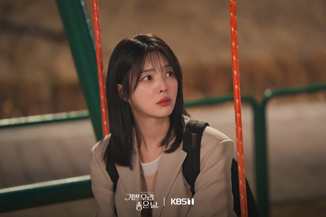 Go Gyeol and Jo Eun Ae in a heartfelt scene