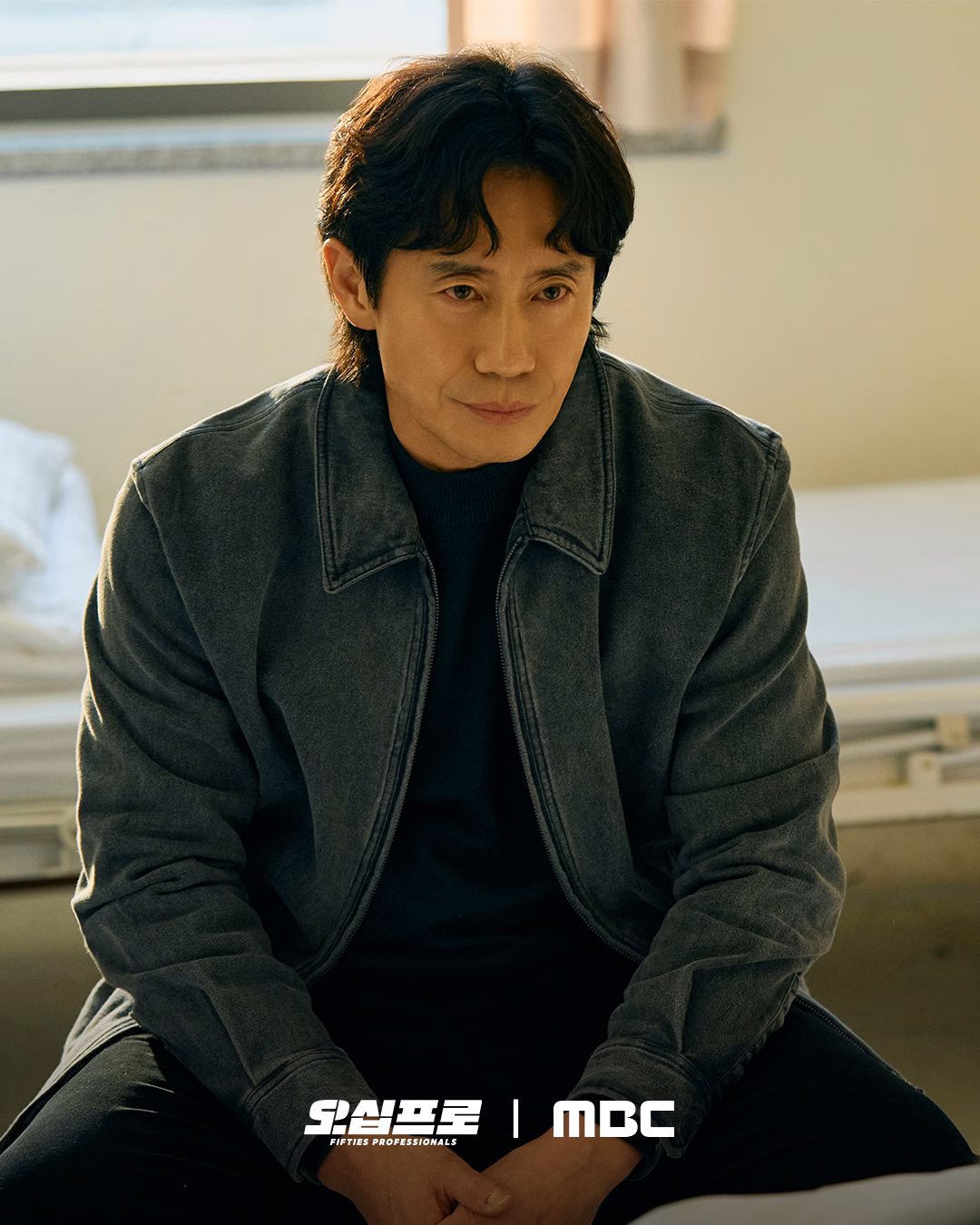 Shin Ha Kyun on set