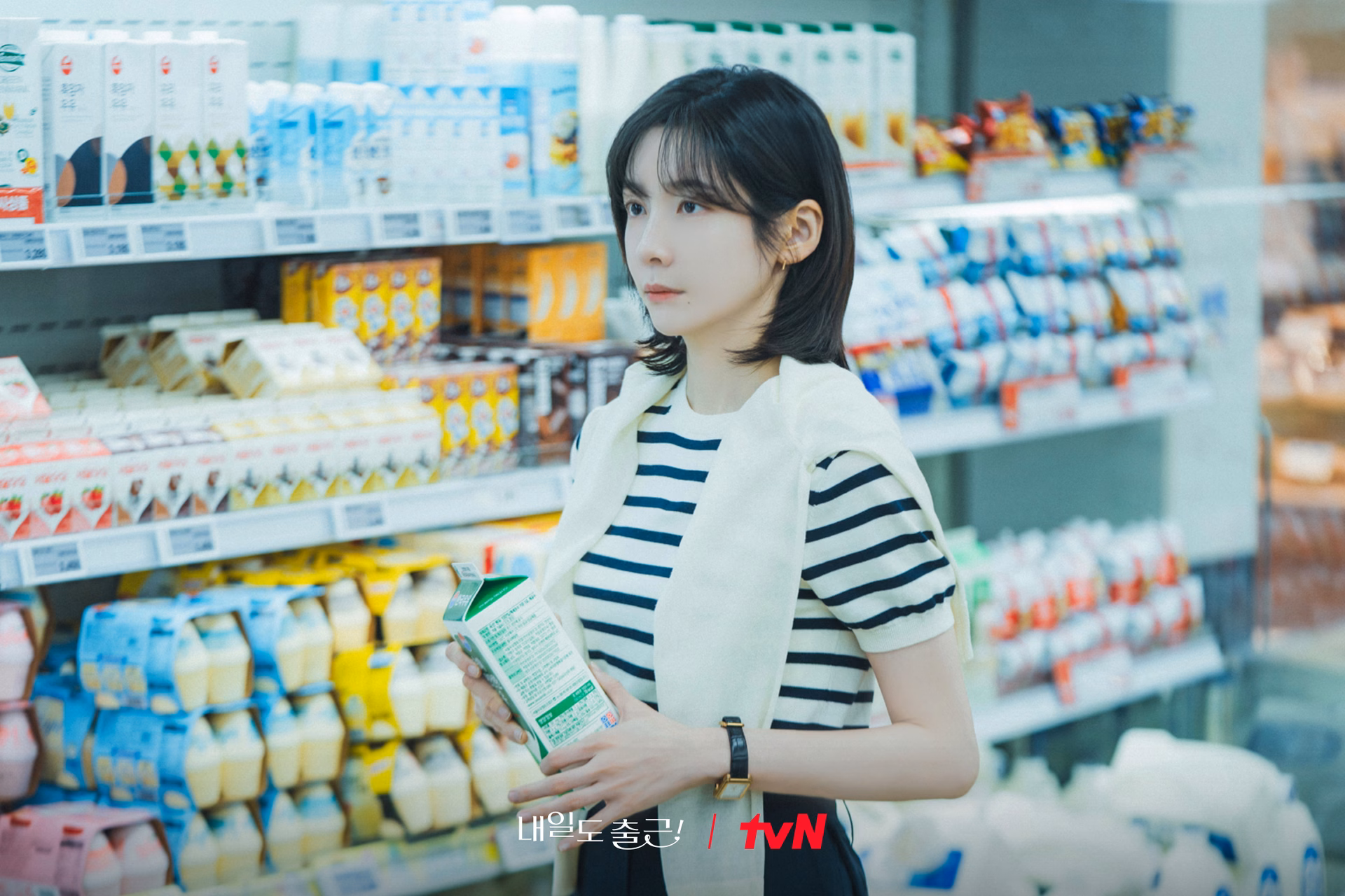 Cha Ji Yoon smiling at the supermarket
