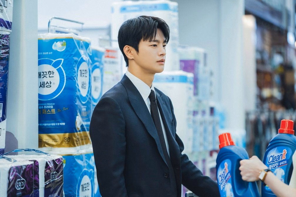 Seo In Guk observing Cha Ji Yoon