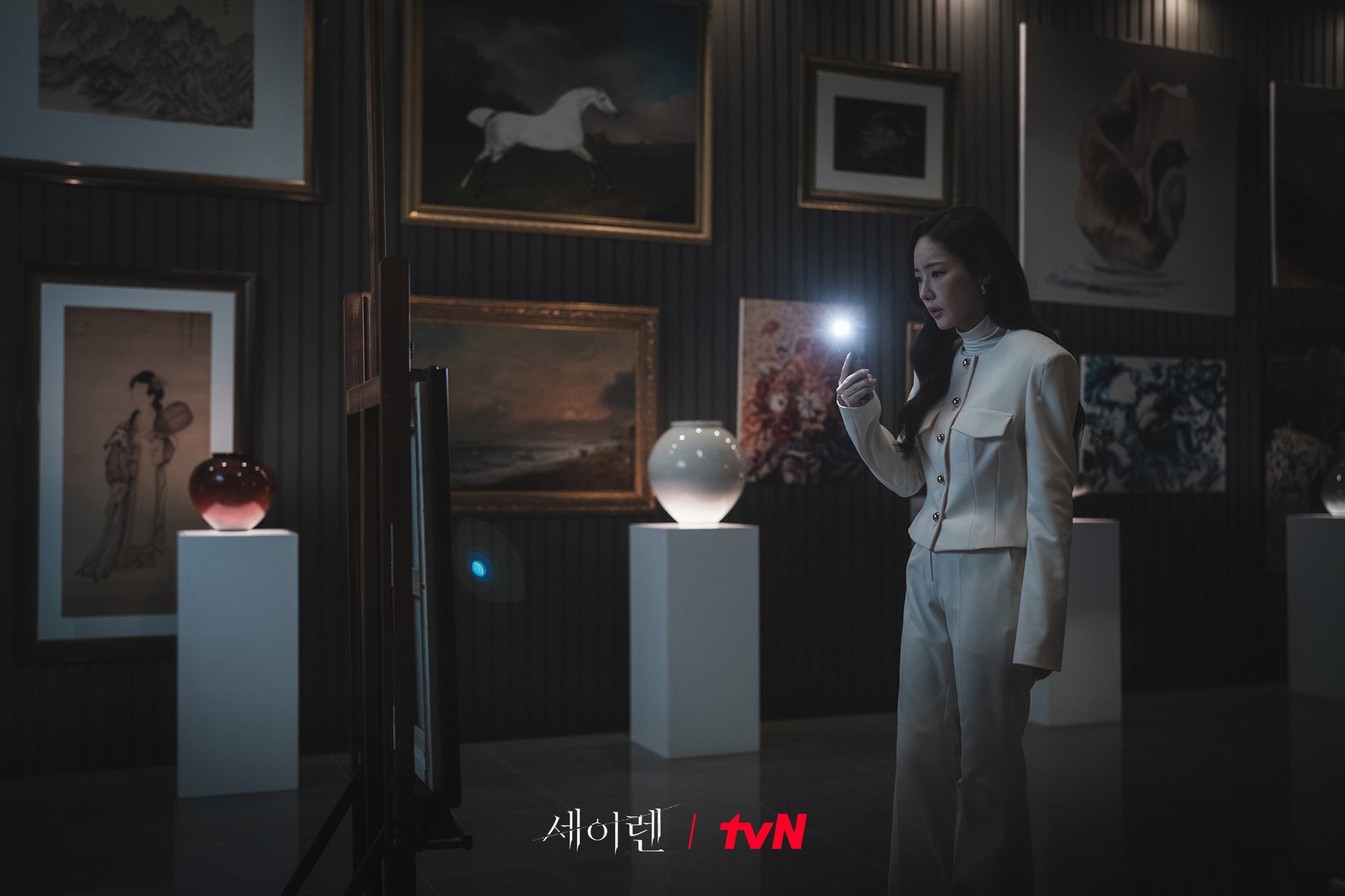 Wi Ha Joon and Park Min Young in an intense scene