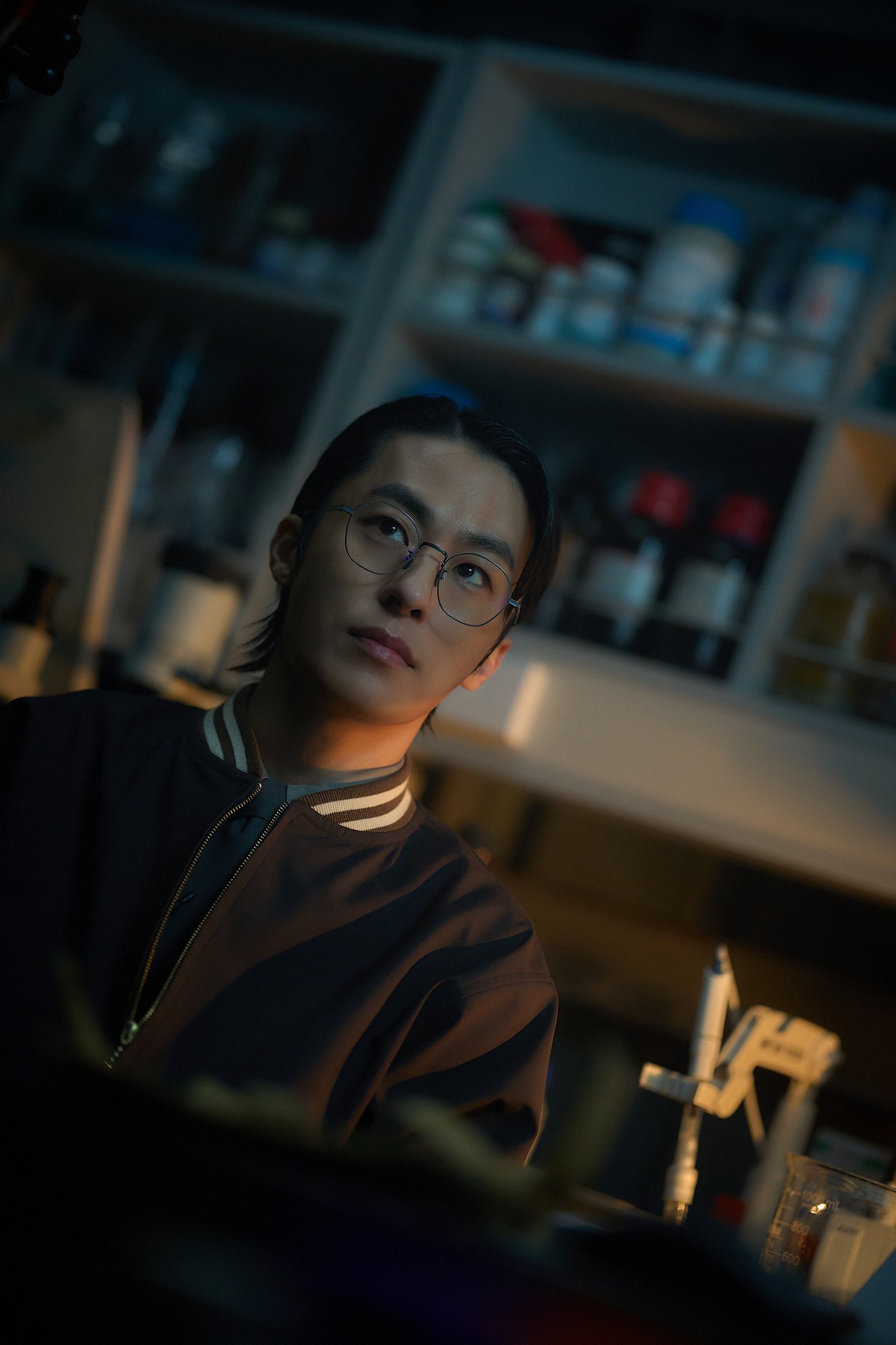 Koo Kyo Hwan as Seo Young Cheol in the laboratory