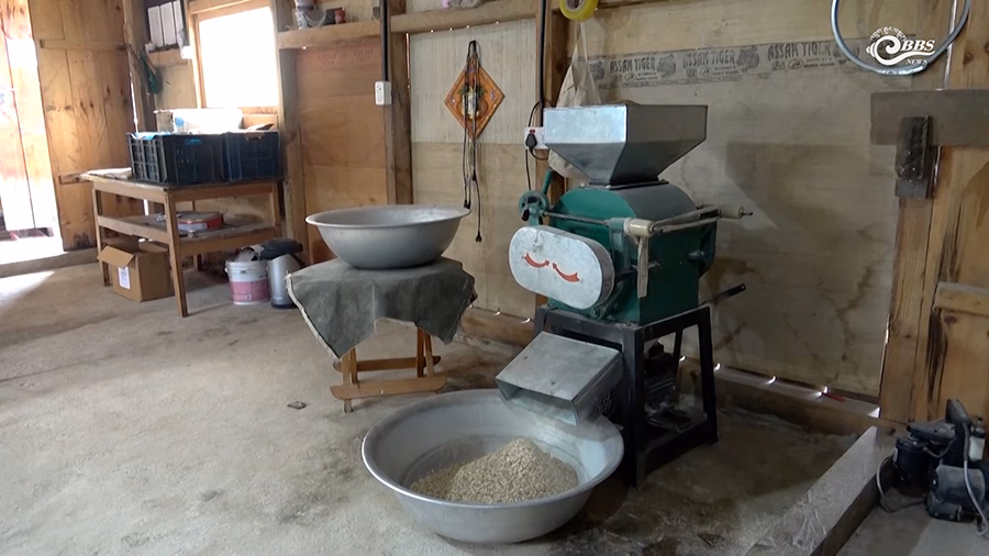 Processing unit producing oat flakes and flour