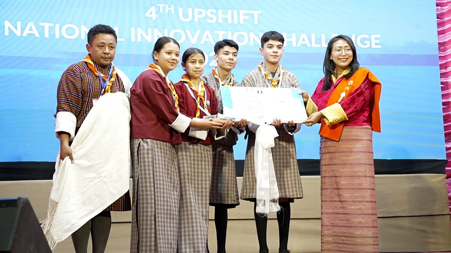 Students presenting their bioplastic project