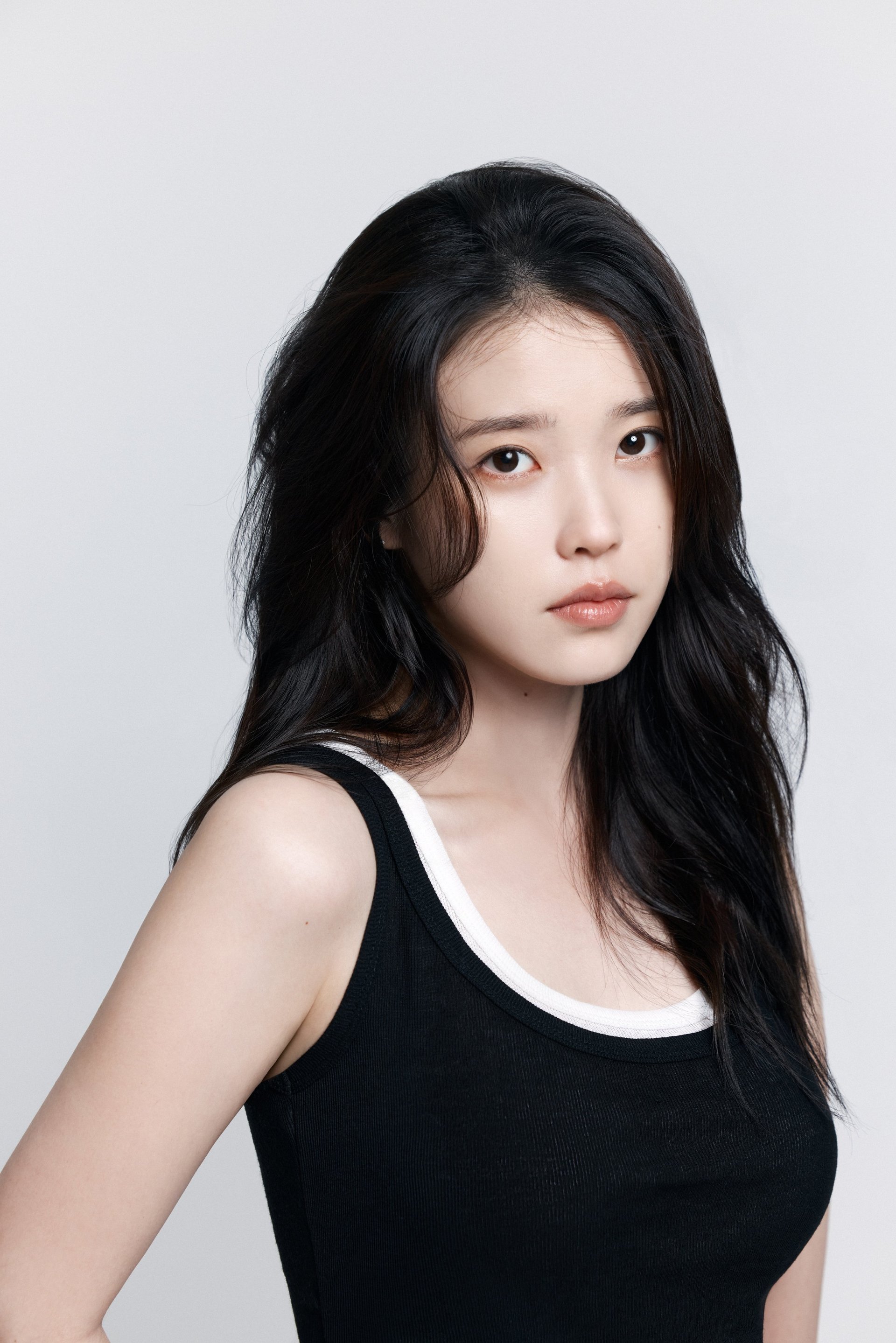 IU's elegance in black