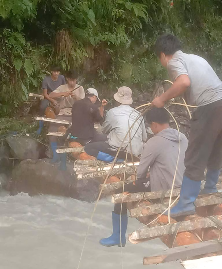 Temporary footbridge