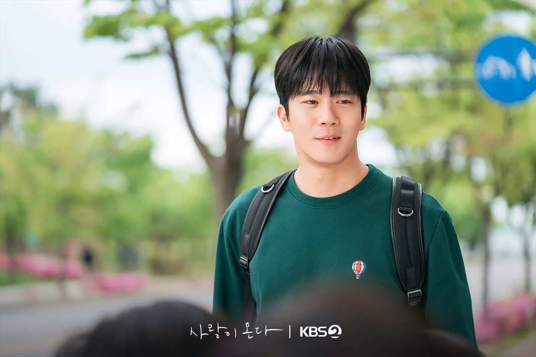 Ha Seok Jin and Hani at the bus stop