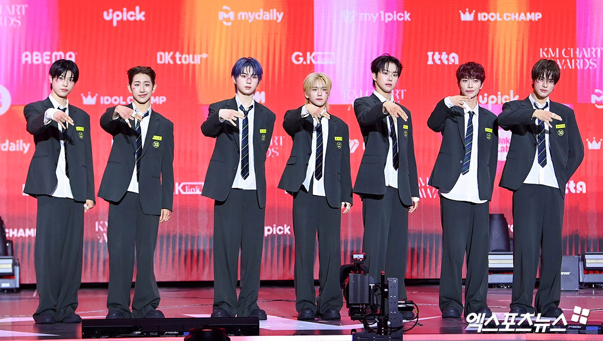 NEWBEAT showing off their group style