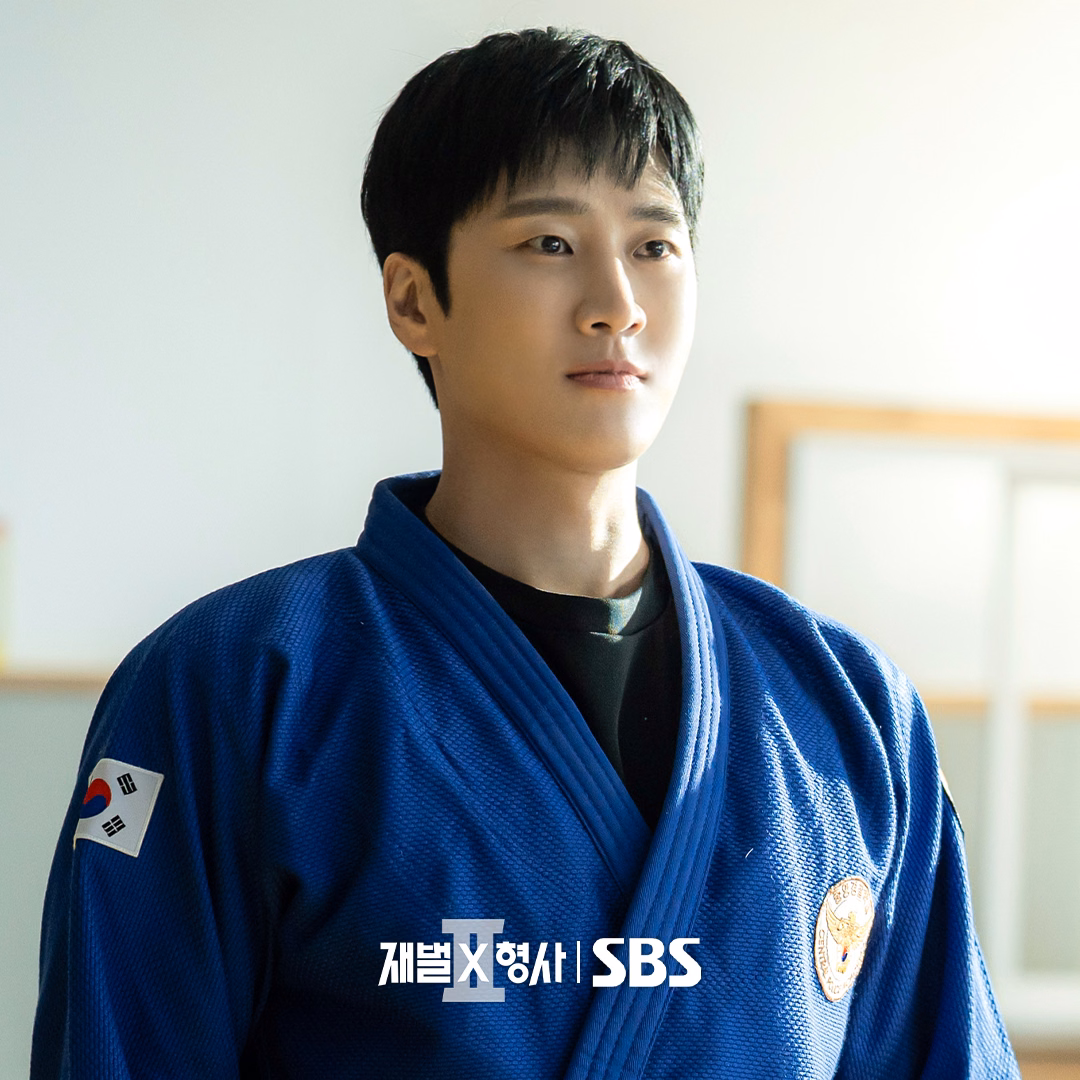 Ahn Bo Hyun as Jin Yi Soo in action