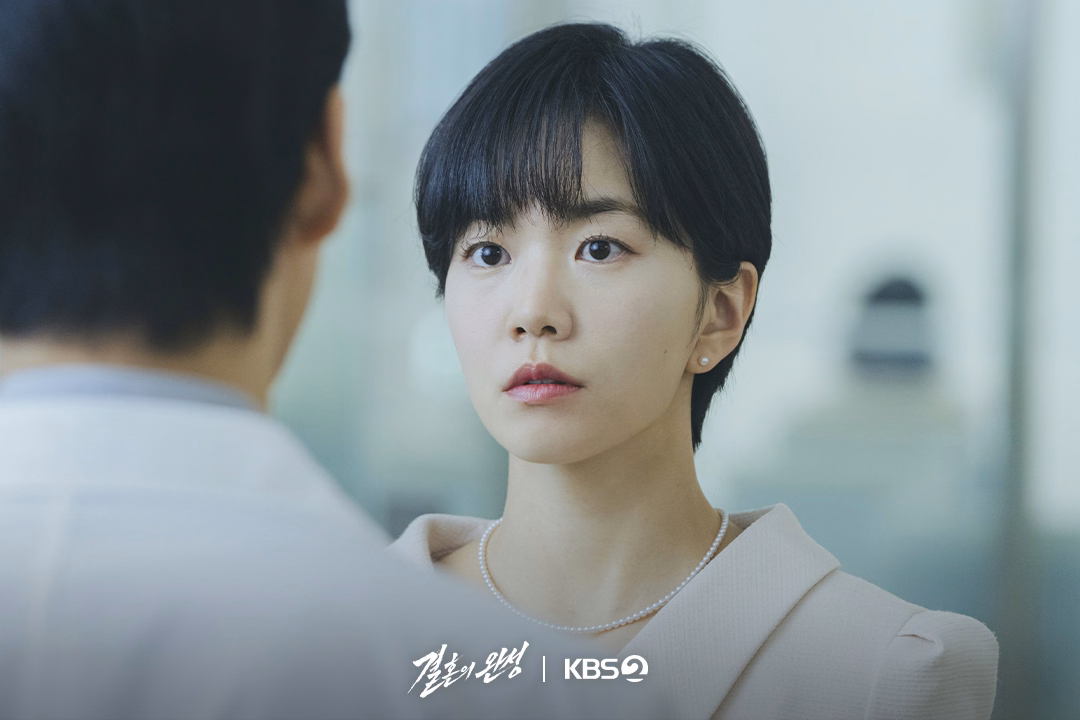Lee Seol's character reacts to witnessing an unexpected meeting