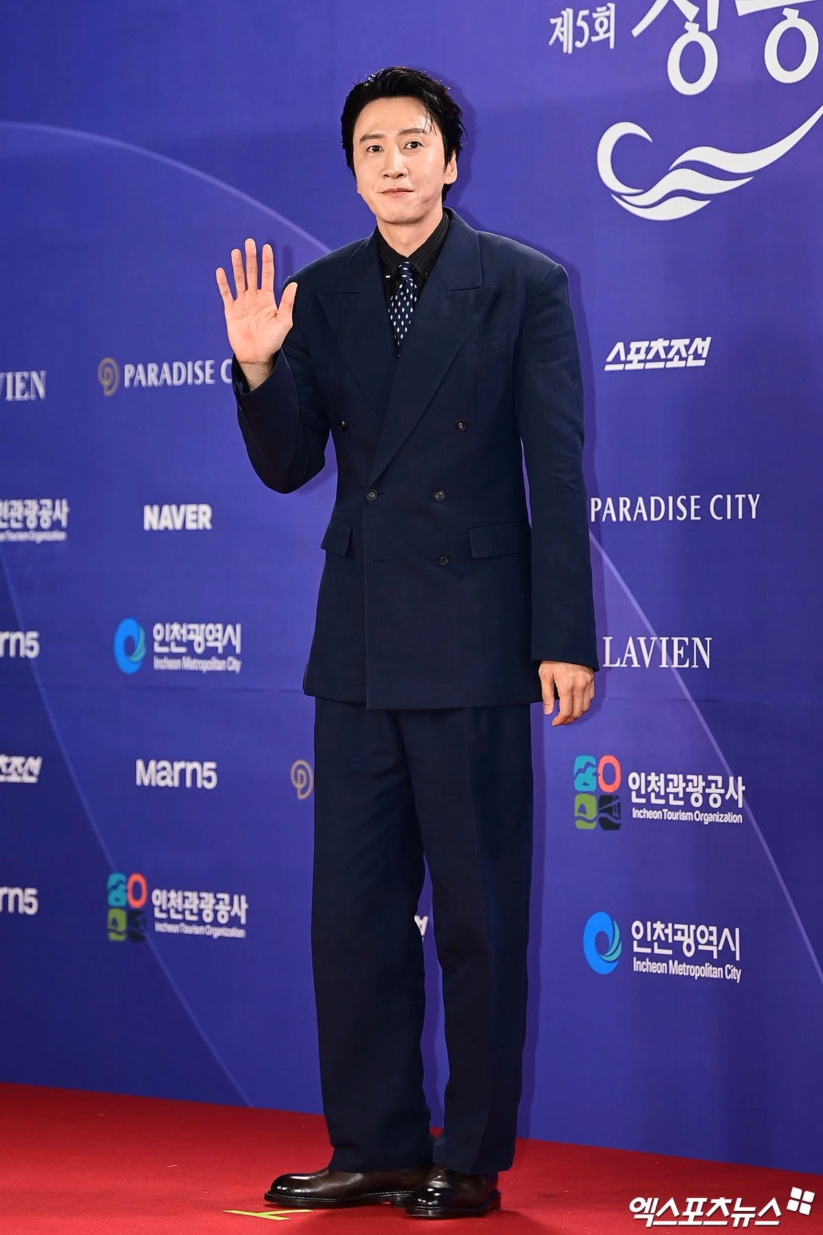 Lee Kwang Soo's charismatic red carpet appearance