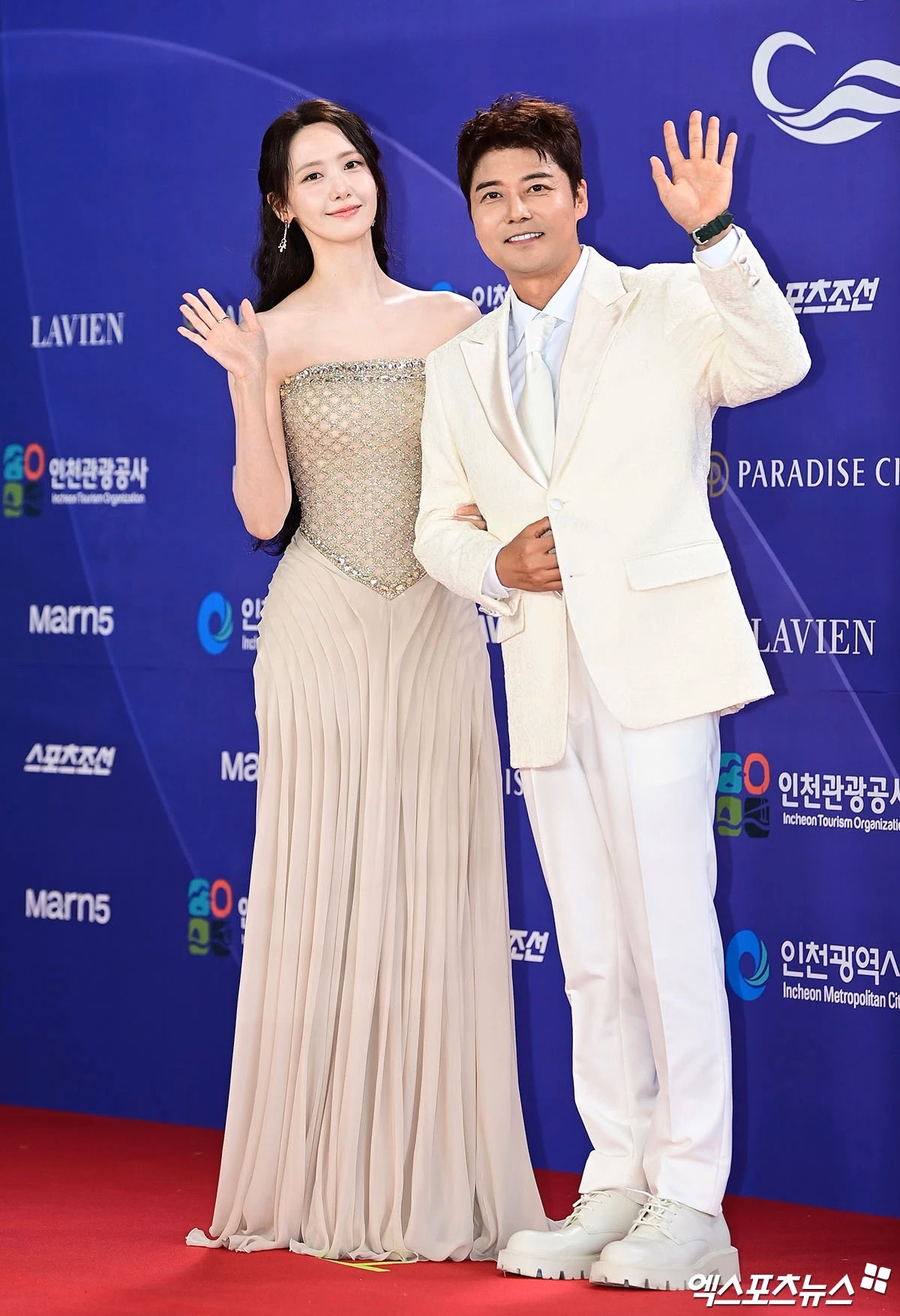 Yoona and Jun Hyun Moo hosting the Blue Dragon Series Awards