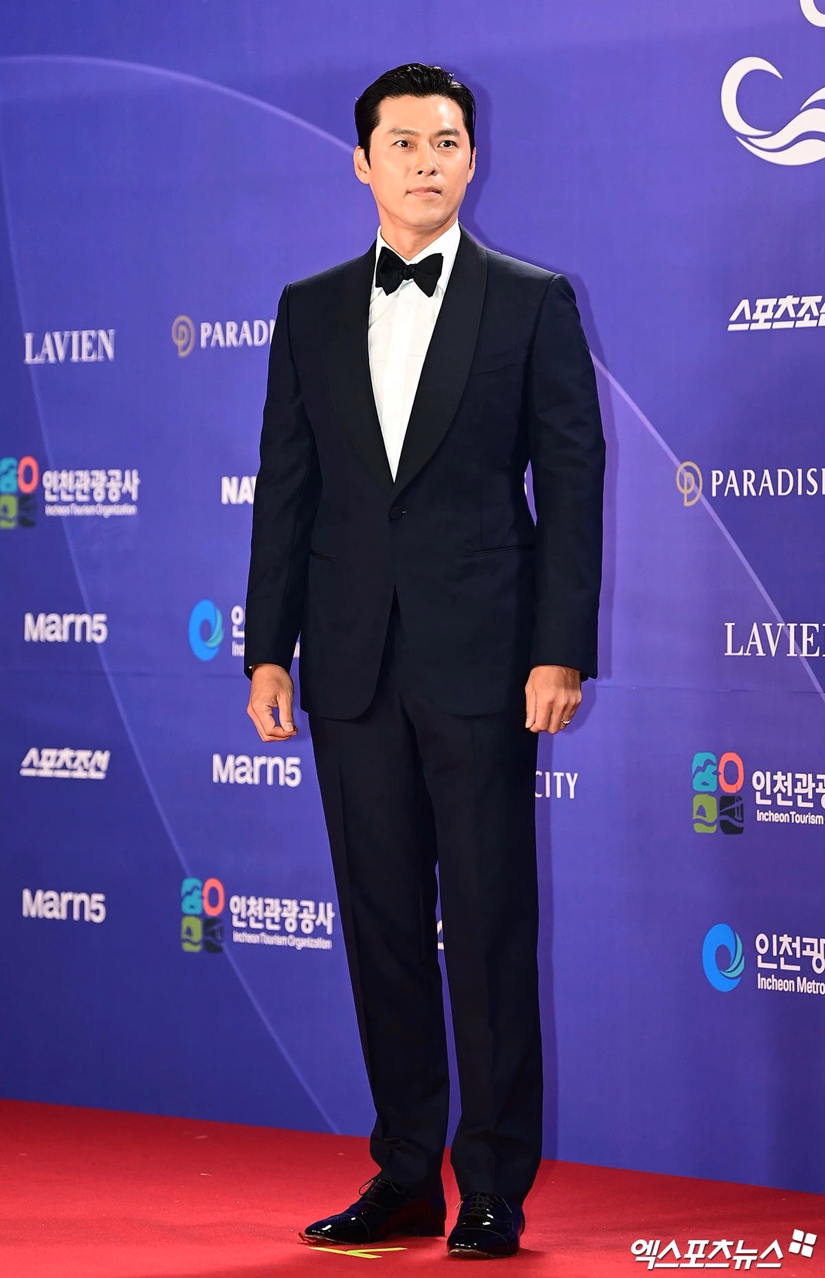 Hyun Bin's striking red carpet presence